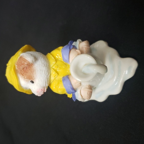 Mary's Moo Moos "When it Rains it Pours" 1997 Collectible Figurine - Picture 4 of 5